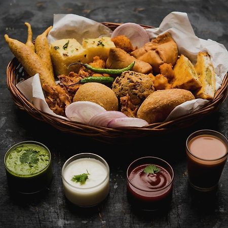 Capital O Bvh Hospitality Near Pvr Ansal Plaza Greater Noida Hotel Exterior foto