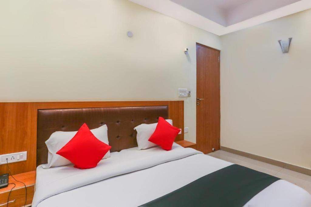 Capital O Bvh Hospitality Near Pvr Ansal Plaza Greater Noida Hotel Exterior foto